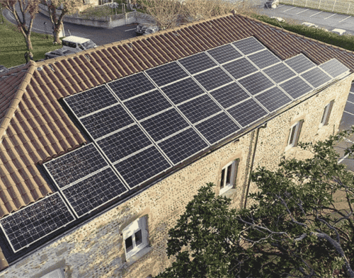 Bâtiment historique avec toit en tuiles et panneaux solaires modernes