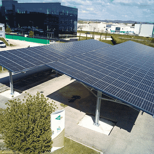 Carport solaire photovoltaïque dans un parking d'entreprise offrant de l'ombre et de l'énergie verte