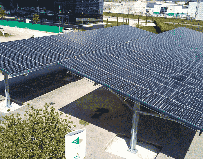 Ombrière photovoltaïque dans un parking, illustrant l'utilisation d'énergie renouvelable dans des constructions fonctionnelles