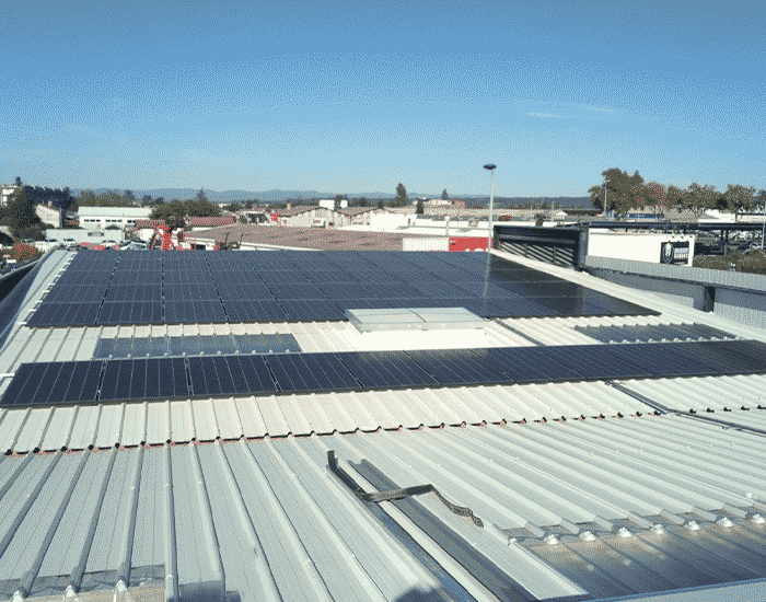 Installation de panneaux solaires industriels sur le toit d'un bâtiment commercial